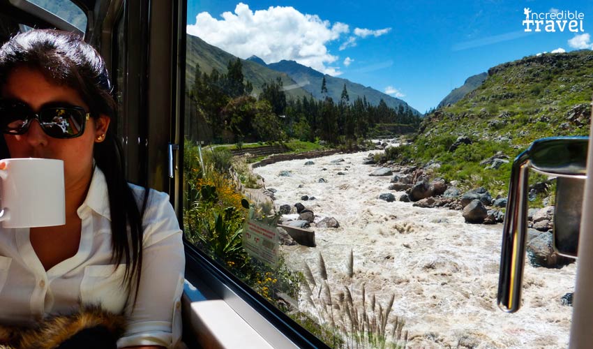 dentro de tren vista al rio